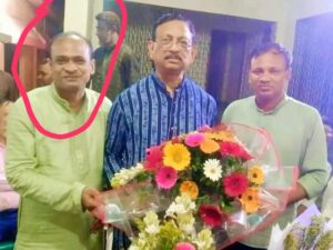 আইনশৃঙ্খলা বাহিনীর নজরদারির দাবি স্থানীয়দের চট্টগ্রামে নুরুজ্জামান রিপনের বিরুদ্ধে প্রতারণা, চাঁদাবাজি ও রাজনৈতিক অনুপ্রবেশের অভিযোগ চট্টগ্রাম প্রতিনিধি চট্টগ্রামের নুরুজ্জামান রিপন নামে এক ব্যক্তির বিরুদ্ধে দীর্ঘদিন ধরে প্রতারণা ও চাঁদাবাজির গুরুতর অভিযোগ উঠে আসছে। স্থানীয়রা জানান, তার কর্মকাণ্ডে এলাকায় আতঙ্কের পরিবেশ সৃষ্টি হয়েছে এবং আইনের আওতায় আনতে প্রশাসনের হস্তক্ষেপ অত্যন্ত জরুরি হয়ে পড়েছে বলেউ জানান । স্থানীয় সূত্রে জানা যায়, তার রাজনৈতিক ক্যারিয়ারের শুরু হয় ২০০০ থেকে ২০০৫ সাল পর্যন্ত মুরাদপুর এলাকায় ট্রাভেল এজেন্সির দালালি করার মাধ্যমে। ওই সময় বিদেশে পাঠানোর প্রতিশ্রুতি দিয়ে একাধিক মানুষের কাছ থেকে লক্ষ লক্ষ টাকা হাতিয়ে নেওয়ার অভিযোগ রয়েছে রিপনের বিরুদ্ধে। পরবর্তীতে এলাকায় সালিশ দরবার বসে অভিযোগের ভিত্তিতে তাকে মুরাদপুর থেকে বের করে দেয়া হয় বলে দাবি করেন ভুক্তভোগীরা। অভিযোগ রয়েছে, এরপর তিনি কালুঘাট মোহরায় অবস্থান নেন এবং কয়েকজন প্রভাবশালী রাজনৈতিক নেতার পরিচয় ব্যবহার করে আবার ক্ষমতার প্রভাব বিস্তারের চেষ্টা করেন। মেয়র রেজাউল করিম চৌধুরীর নাম ভাঙিয়ে অটোরিকশা থেকে চাঁদাবাজি, বালুর মহাল নিয়ন্ত্রণ, সিটি কর্পোরেশনের ঠিকাদারি কাজে তদবির ও সম্পৃক্ততার মাধ্যমে কোটি টাকার অবৈধ সম্পদ অর্জনের অভিযোগ করা হয় তার বিরুদ্ধে। স্থানীয়দের ভাষ্য, চট্টগ্রামের বিভিন্ন স্থানে তার নামে-বেনামে একাধিক জায়গা, প্লট ও সম্পত্তি রয়েছে। রাজনৈতিক পরিচয় নিয়েও বিতর্ক রয়েছে। সূত্রের দাবি, তিনি নিজেকে স্বেচ্ছাসেবক লীগের সক্রিয় নেতা হিসেবে পরিচয় দিতেন এবং মহানগর স্বেচ্ছাসেবক লীগে পদ পাওয়ার জন্য মেয়রের প্রত্যয়নপত্র সংশ্লিষ্ট দপ্তরে জমা দিয়েছিলেন। সিটি কর্পোরেশনের ৫ নম্বর ওয়ার্ড কাউন্সিলর মামুন এবং ৮ নম্বর ওয়ার্ড কাউন্সিলর মোর্শেদের সাথে তার ঘনিষ্ঠতার কথাও স্থানীয়রা উল্লেখ করেন। ৫ আগস্টের পর দেশে রাজনৈতিক পরিস্থিতির পরিবর্তন এলেও নুরুজ্জামান রিপন এলাকায় বহাল তবিয়তে চলাফেরা করছেন। অভিযোগ রয়েছে, তিনি বর্তমানে বিএনপিতে অনুপ্রবেশের চেষ্টা চালাচ্ছেন এবং বিভিন্ন ধরনের সন্ত্রাসী কর্মকাণ্ডে জড়িয়ে পড়ছেন। এতে স্থানীয়দের মধ্যে উদ্বেগ ও আশঙ্কা দেখা দিয়েছে। স্থানীয় একাধিক ব্যক্তি দাবি করেন, এমন অভিযোগের মুখে থাকা একজন ব্যক্তি নির্ভয়ে এলাকায় প্রভাব বিস্তার করলে জননিরাপত্তা ঝুঁকিতে পড়বে। তারা দ্রুত প্রশাসনের নজরদারি ও আইনগত পদক্ষেপের জোরালো দাবি জানিয়েছেন।